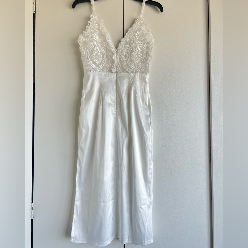 Stunning lace back Lulus Dress